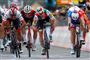 Italienske Elia Viviani i midten vandt i første omgang 3. etape i Giro d'Italia i en massespurt, men Viviani fik siden frataget sin sejr.