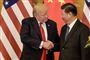 USA's præsident, Donald Trump, og Kinas præsident, Xi Jinping, trykker hånd. Kinas varslede toldsatser rammer 5140 forskellige amerikanske produkter til en samlet værdi af 60 milliarder dollar, oplyser Kinas finansministerium. (Arkivfoto).