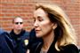 Hollywood-skuespillerinden Felicity Huffman, som her ankommer til retssaelen i Boston mandag, har erklæret si skyldig i at have betalt bestikkelse til et universitet, så hendes datter ville klare sig gennem en optagelsesprøve. Huffman er kendt fra tv-serien "Desperate Housewives".