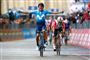 Richard Carapaz (Movistar) kunne juble over etapesejren i Giroen tirsdag, mens Tom Dumoulin (Sunweb) var med i et styrt og led et stort tidstab.