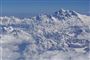 Mount Everest, hvis top ses til højre, er med sine knap 8850 meter verdens højeste bjerg. Siden 1953 har mere end 4000 mennesker formået at bestige bjerget. (Arkivfoto)