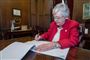 Alabamas guvernør, Kay Ivey, underskriver den kontroversielle abortlov. Rettighedsgrupper har varslet, at de vil lægge sag an mod delstaten i håb om at få lovændringen blokeret.