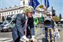 Boris Johnson på cykel foran parlamentet i London. Han får et trut i megafonen fra en EU-tilhænger.