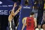 Stephen Curry (tv.) jubler, mens Seth Curry (th.) er frustreret over det comeback, som Golden State Warriors lancerede i kampen mod Portland Trail Blazers.