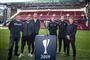Brøndby-træner Martin Retov, Kevin Mensah og Jens Martin Gammelby poserede allerede torsdag sammen med FC Midtjyllands Jakob Poulsen, Erik Sviatchenko og FCM-træner Kenneth Andersen inde i Parken. Fredag klokken 17 går det løs mellem de to klubber.