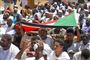 Demonstrationerne i Sudans hovedstad, Khartoum, fortsatte fredag. Grupper af demonstranter er begyndt at fjerne afspærringer for at imødekomme militærrådets krav, så forhandlinger om landets fremtid kan blive genoptaget.