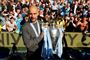 Josep Guardiola poserer med mesterskabspokalen, som Manchester City sikrede sig med udesejren over Brighton i sidste spillerunde.
