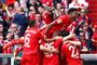 Bayern München-spilleren Kingsley Coman scorede lørdag til 1-0 i 5-1-sejren hjemme over Eintracht Frankfurt, og holdkammeraterne kastede sig over franskmanden i ren jubel. David Alaba, som ses øverst i bunken af rødklædte spillere, scorede senere til 2-1 for hjemmeholdet.