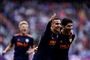 Daniel Wass kan anes i baggrunden bag Valencias to målscorere, Carlos Soler (til højre) og Rodrigo Moreno (til venstre).