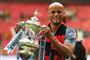 Vincent Kompany står her med FA Cup-trofæet efter lørdagens sejr over Watford. Det blev hans sidste kamp for Manchester City.