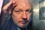 Wikileaks-stifter Julian Assange kigger ud af vinduet fra den politibil, der 1. maj kørte ham fra retten i London til det fængsel i Storbritannien, hvor han nu er i færd med at afsone 50 ugers fængselsstraf for at have overtrådt betingelserne for løsladelse mod kaution.