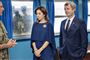 En nordkoreansk soldat kigger gennem vinduet på kronprins Frederik og kronprinsesse Mary under deres besøg i forhandlingslokalet på grænsen til Nordkorea nord for for Seoul mandag 20. maj 2019.