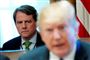 Donald Trump (i forgrunden) beordrede i 2017 angiveligt den tidligere rådgiver Don McGahn (i baggrunden) om at ringe til USA's justitsminister og bede om at få særlig anklager Robert Mueller fyret.