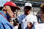 Niki Lauda her sammen med femdobbelt Fomel 1-verdensmester Lewis Hamilton (mf) ved det japanske grand prix på Suzuka-banen i 2017. Lauda var fra 2012 og frem til sin død mandag 20. maj 2019 en del af ledelsen af Mercedes-holdet. (arkivfoto)