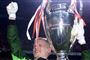 Peter Schmeichel kunne 26. maj 1999 løfte pokalen efter en sejr i Champions League-finalen over Bayern München.