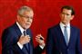 Østrigs kansler, Sebastian Kurz (til højre), og præsident Alexander Van der Bellen (til venstre) ved et pressemøde i Wien tirsdag.