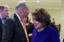 Nancy Pelosi (th) og Chuck Schumer til venstre for hende vender tilbage til Kongressen, efter præsident Donald Trump har smidt dem ud af Det Hvide Hus.