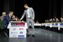 Magnus Carlsen har været verdensmester i skak siden 2013. Onsdag viste han prøver på sine evner ved at slå 24 håbefulde spillere i en omgang simultanskak.