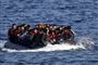 På billedet ses migranter fra Afghanistan nærme sig den græske ø Lesbos i en gummibåd. Det er både som denne to franskmænd har tjent penge på at sælge til migranter.