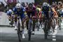 Det colombianske cykelhold Manzana Postobon, der her har en rytter i midten af billedet, lukker med øjeblikkelig virkning.