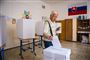 En slovakisk vælger afgiver her sin stemme ved lørdagens europaparlamentsvalg. Ved valget i 2014 var det kun 13 procent af de stemmeberettigede slovakker, der stemte.