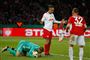 Leipzigs danske angriber Yussuf Poulsen i midten ved siden af Manuel Neuer i Bayerns mål.
