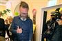 Claus Ruhe Madsen har en møbelforretning i Rostock og vil gerne være overborgmester i byen. Her ses han ved søndagens valg.