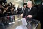 Jaroslaw Kaczynski, lederen af regeringspartiet Lov- og Retfærdighedspartiet, afgiver her sin stemme ved søndagens europaparlamentsvalg i Polen. Det blev til en stor sejr til hans parti.
