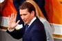 Østrigs konservative kansler, Sebastian Kurz, vinker, da han forlader parlamentet efter en samling mandag, hvor han tabte en mistillidsafstemning.  Østrig præsident skal nu udpege en kansler som skal lede et forretningsministerium frem til valg.