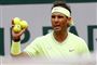 Den spanske tennisspiller Rafael Nadal spillede sig mandag tættere på at vinde French Open for tredje år i træk med en sejr i første runde af grusturneringen.