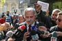En demonstrant vifter med et sæt håndjern foran den rumænske toppolitiker Liviu Dragnea i Bukarest. Lederen af Rumæniens regerende socialdemokrater indledte mandag afsoningen af en fængselsstraf på tre og et halvt år, efter at landets højesteret havde opretholdt en dom til ham for politisk korruption.