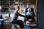 FOA's medlemmer, såsom sosu-assistenterne, og Djøf-medlemmerne beder politikerne om at fjerne foden fra reformspeederen og med at holde op med at spare på forskellige dele af den offentlige sektor. (Arkivfoto)