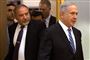 Benjamin Netanyahu (til højre) er i hårde forhandlinger med Avigdor Lieberman (til venstre) i forsøget på at sikre sig en ny periode som premierminister i Israel.