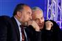Israels premierminister, Benjamin Netanyahu (t.h.), sammen med den tidligere udenrigsminister Avigdor Lieberman under valgkampen tidligere på året. De to er uenige om militærtjeneste for ortodokse jøder.