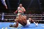 Anthony Joshua ses her liggende i kanvassen i tredje omgang.