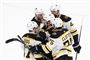Boston Bruins-spillerne jubler efter en scoring i den tredje NHL-finale.
