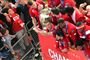 Liverpools to engelske midtbanespillere James Milner og Jordan Henderson viser Champions League-trofæet frem under busparaden.