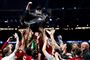 Liverpool-spillerne kastede manager Jürgen Klopp op i luften efter 2-0-sejren i Champions League-finalen lørdag over Tottenham.