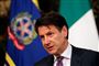 Italiens premierminister, Giuseppe Conte, på pressemødet mandag aften. Han siger advarende, at regeringen ikke kan tale med to stemmer.