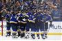 Alex Pietrangelo (27) og Carl Gunnarsson (4) jubler sammen med resten af St. Louis Blues-holdet efter sejren over Boston Bruins.