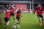 Daniel Wass (i midten) var mandag tilbage på træningsbanen med de øvrige landsholdsspillere.