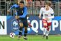 Danmarks U21-anfører Mathias Jensen (th.) glæder sig til at sende det offensive skyts efter modstanderne til U21-EM i Italien. (Arkivfoto)