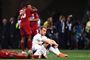 Christian Eriksen sidder her i græsset efter nederlaget til Liverpool i lørdags.