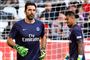 Den italienske målmand Gianluigi Buffon fik en enkelt sæson i fransk fodbold hos Paris Saint-Germain. (arkivfoto)