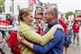 Mette Frederiksen fra Socialdemokratiet uddeler roser i Aalborg sammen med Aalborgs borgmester, Thomas Kastrup-Larsen, og kandidater fra Nordjylland. Mette Frederiksen fortæller, at hun op til valgdagen ikke har fået meget søvn.