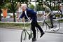 Alternativets leder, Uffe Elbæk, stemmer i Grøndal Multicenter i København. Alternativet står til tilbagegang i meningsmålingerne, men han fortæller, at han tager det roligt.