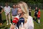 Pernille Vermund fra Nye Borgerlige lander med helikopter og stemmer i Snekkersten Idrætscenter i Snekkersten. Pernille Vermund modtages af sin søster, sin far og sine tre børn.