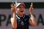Amerikanske Amanda Anisimova er blandt semifinalisterne i French Open, der har været ramt af massive regnskyl i løbet af ugen.