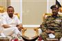 Etiopiens premierminister, Abiy Ahmed, er kommet til Sudans hovedstad, Khartoum, for at mægle mellem militærjuntaen og demonstranter. Han ses her med lederen af Sudans regerende militærråd, Abdel Fattah al-Burhan.