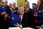- For alle de penge vi bruger, burde Nasa ikke tale om at komme til Månen. Det gjorde vi for 50 år siden, skriver USA's præsident, Donald Trump, på Twitter. Her ses præsidenten, da han i 2017 blev overrakt en trøje med Nasas logo på.